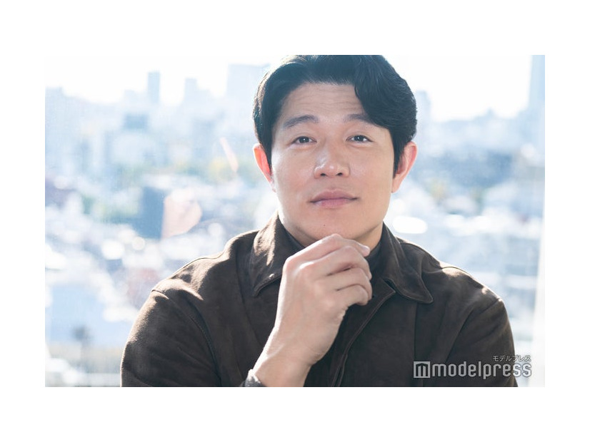 モデルプレスのインタビューに応じた鈴木亮平（C）モデルプレス