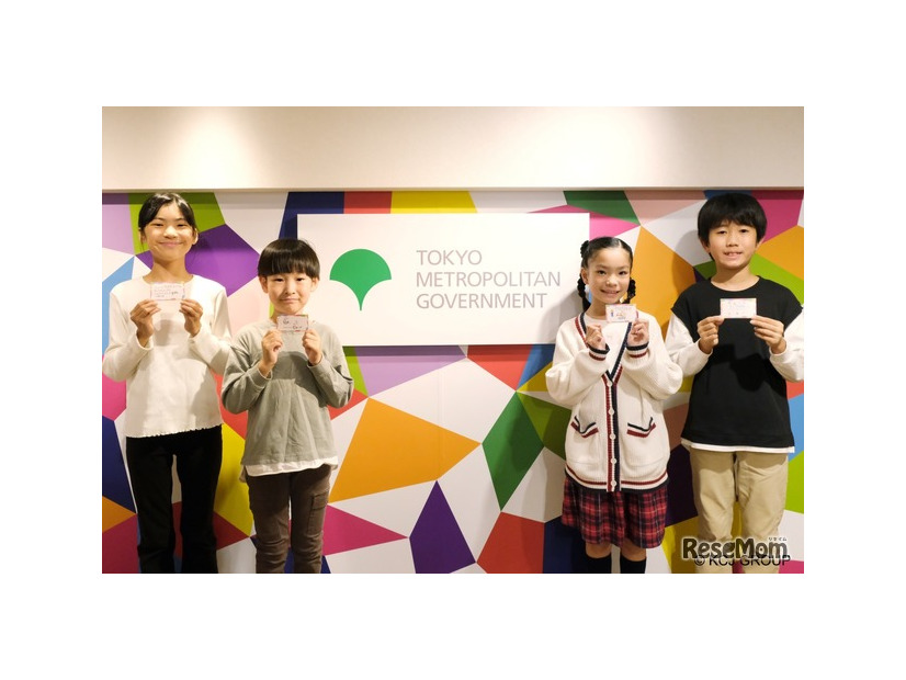 チャレンジカードを手に持つ子供たち