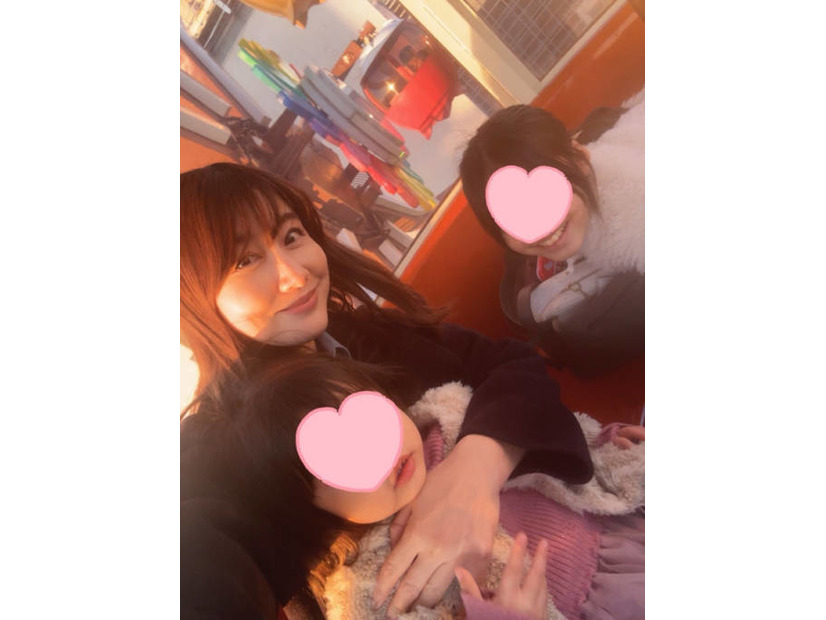 安めぐみ、2人の娘と撮影した観覧車SHOTに反響「仲良し姉妹」「可愛くてとてもイイお写真」