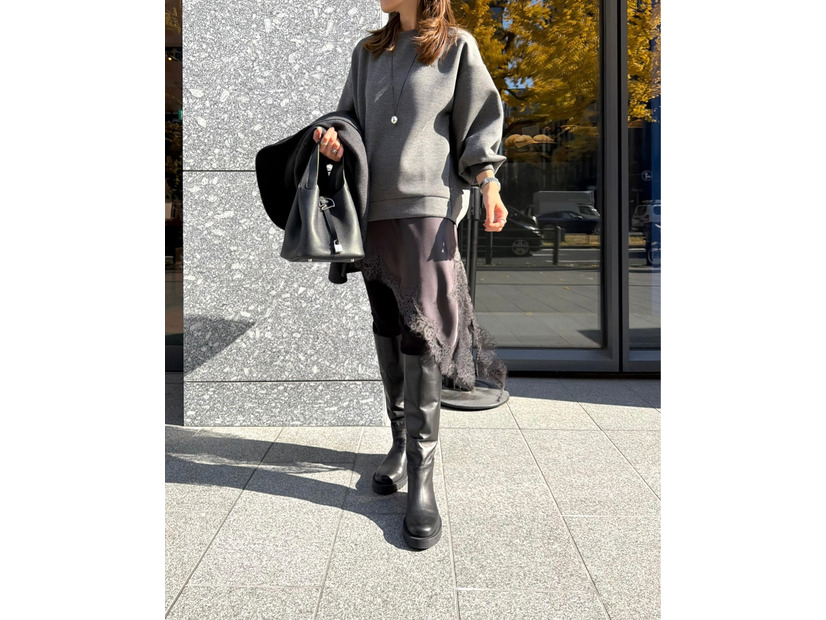 シンプルでハイセンスな大人の冬のレギンススタイル。要はコクーンシルエットのプルオーバー【40代の毎日コーデ】