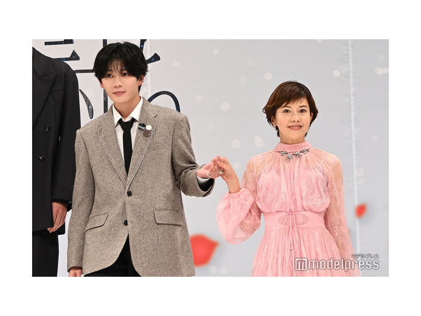 母親役の沢口靖子をエスコートする紳士・長尾謙杜（C）モデルプレス