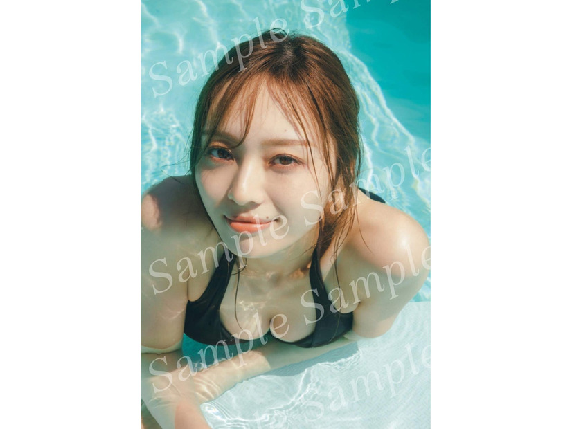 梅澤美波 2nd写真集「透明な覚悟」封⼊ポストカード／撮影：東京祐