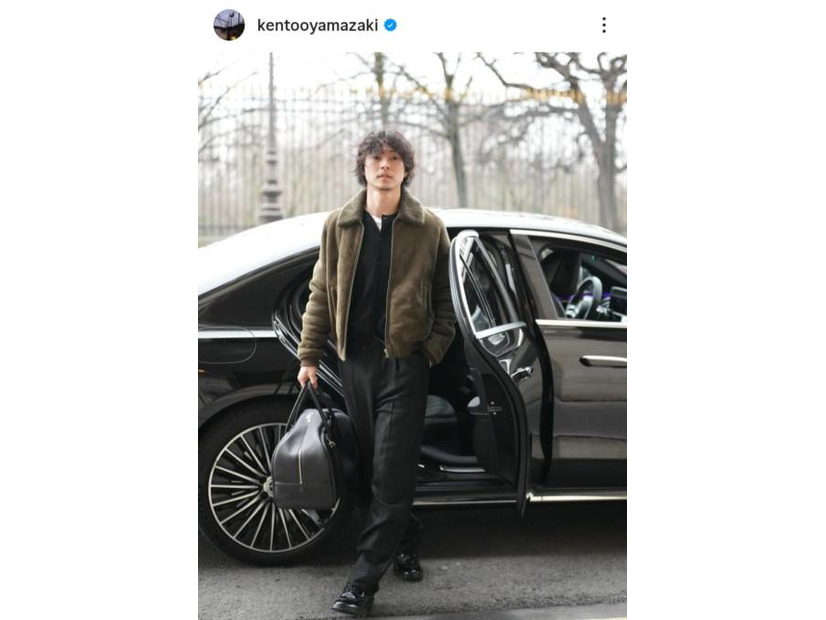 山崎賢人、ワイルドなヒゲ姿のパリ滞在SHOTに反響「爆イケすぎる」「かっこいいっ」