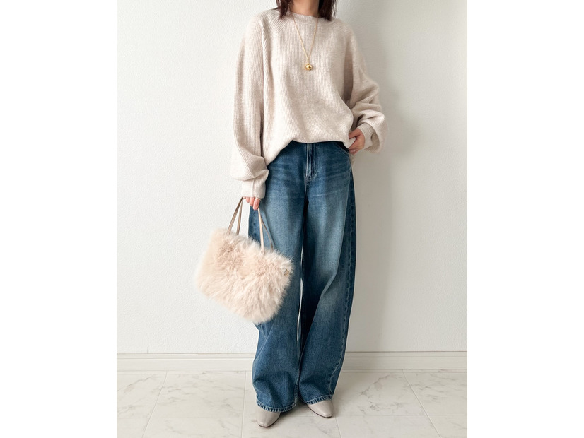 デニム×ベージュニット。シンプルな組み合わせを洗練見せする着こなしテクとは【40代の毎日コーデ】