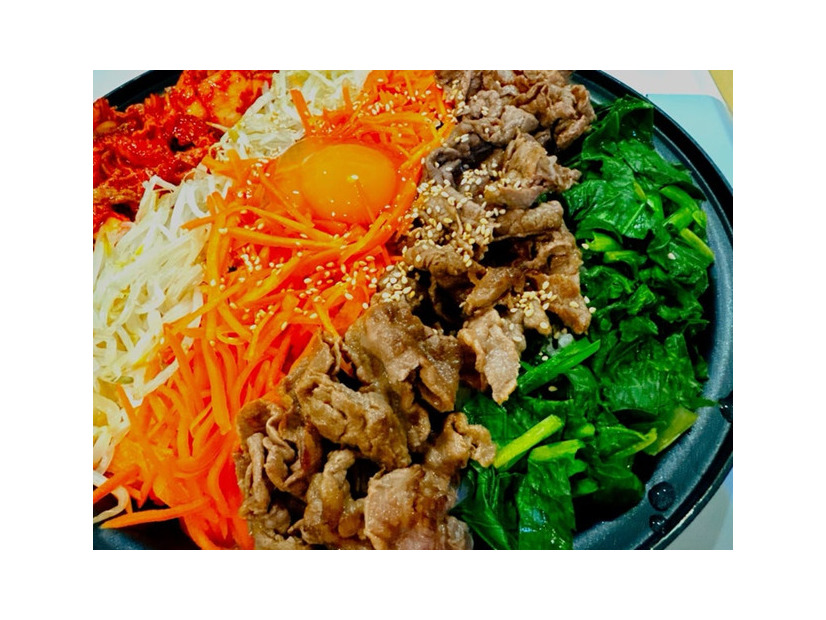 渡辺美奈代、ホットプレートで簡単！彩り豊かな野菜たっぷり夕飯に反響「美味しそう」「素敵」