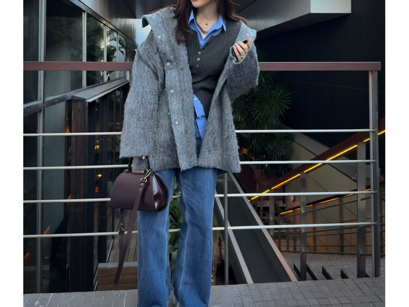 ボリュームたっぷりのシャギーコートで防寒もばっちり。ブルーを効かせた大人のカジュアルスタイル【40代の毎日コーデ】