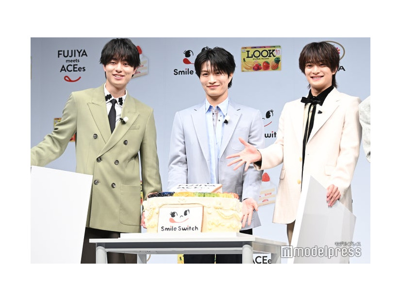 大きなケーキに思わず“びっくり顔”を見せた作間龍斗、那須雄登、浮所飛貴（C）モデルプレス