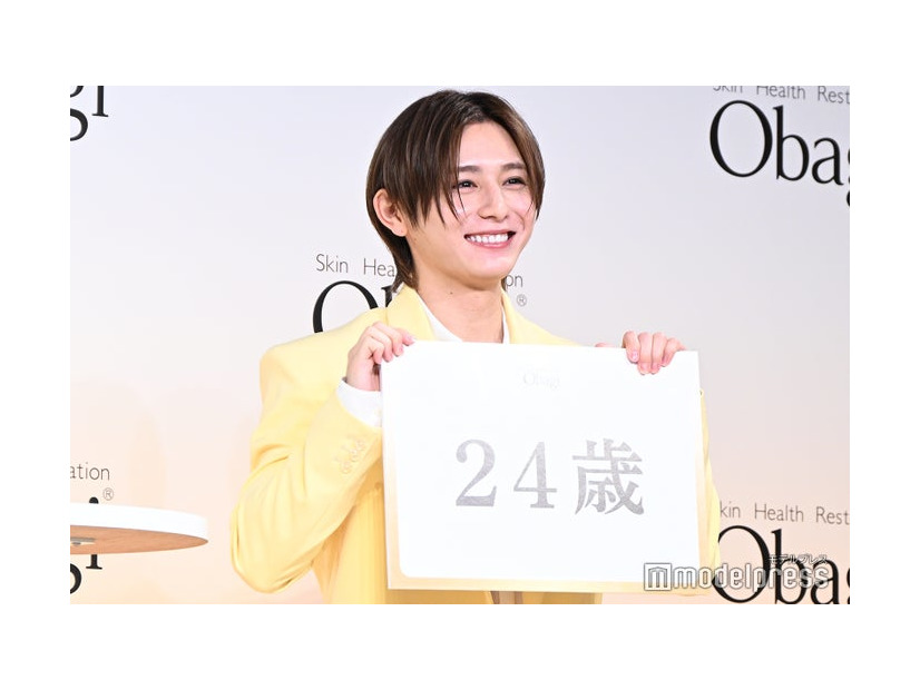 肌年齢診断「24歳」と結果が出て思わず笑みがこぼれる山田涼介（C）モデルプレス