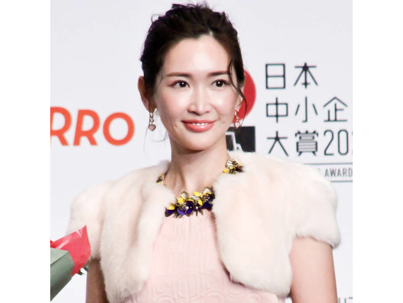 紗栄子「マジで優秀アイテム」これひとつでベースメイクが仕上がる持ち歩きファンデーション