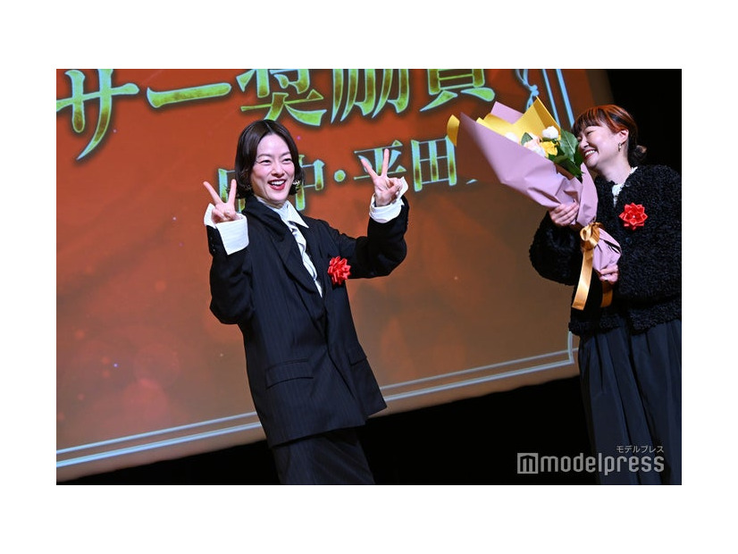 ピースを決める市川実日子、小田玲奈プロデューサー（C）モデルプレス