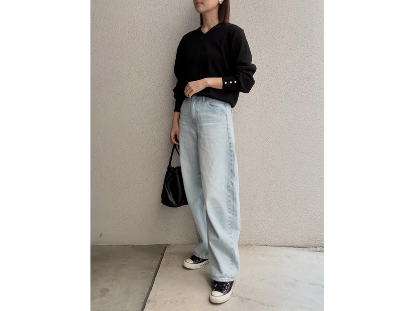 デニム×黒ニット。シンプルコーデなのに洗練見えのワケとは。【40代の毎日コーデ】