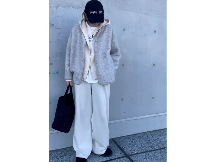 上下ユニクロで冬の白を攻略。軽やかなリラックスカジュアル【40代の毎日コーデ】