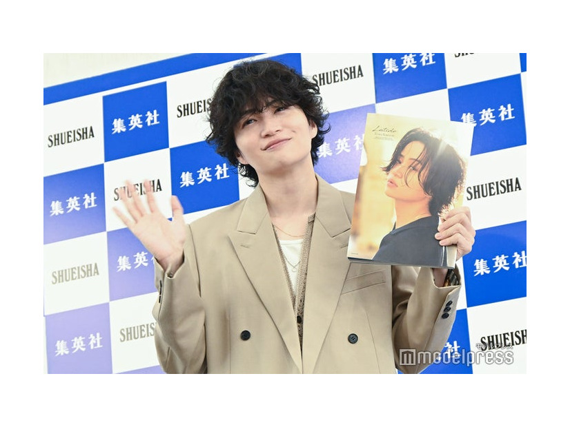 手を振る菊池風磨（C）モデルプレス