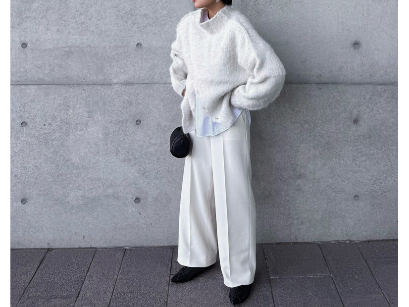 冬こそ挑戦したい、都会的な大人の白。大事にしたいのはシルエットと素材感【40代の毎日コーデ】