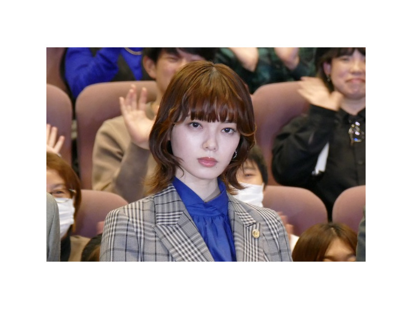 平手友梨奈「うちの弁護士は手がかかる」完成披露試写会