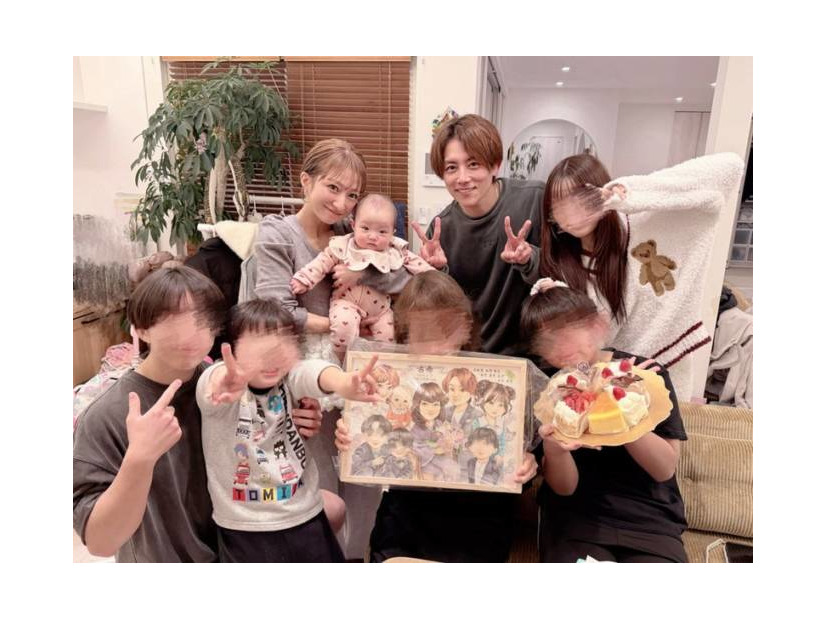 辻希美、家族集合！義母のお誕生日会SHOT公開「似顔絵をプレゼント」「泣いて喜んでくれました」