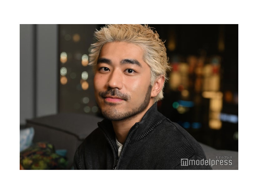 モデルプレスのインタビューに応じたジョウブ（C）モデルプレス