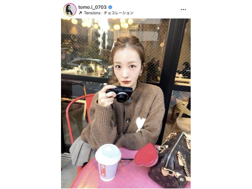 板野友美、キュートなブラウンニット×ポニテSHOTに反響「可愛すぎて尊い」「存在が映えてる」