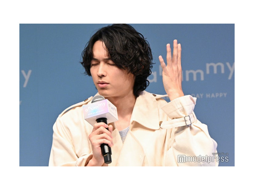 「ずっとパーマの話でごめんなさい」と謝罪する松村北斗（C）モデルプレス