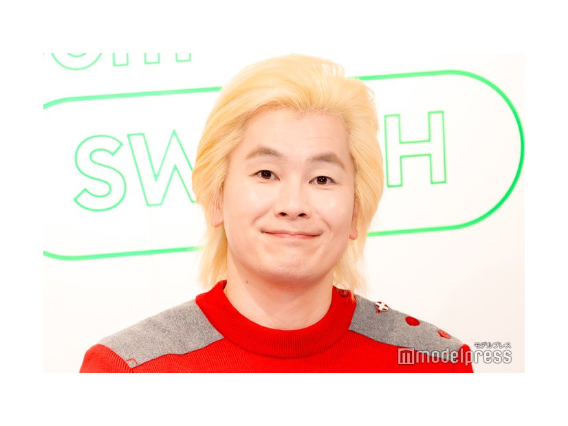 発表会に出席したカズレーザー（C）モデルプレス