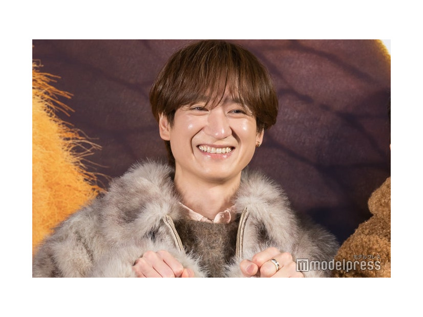 ビーバーのように拳を丸めた宮田俊哉（C）モデルプレス