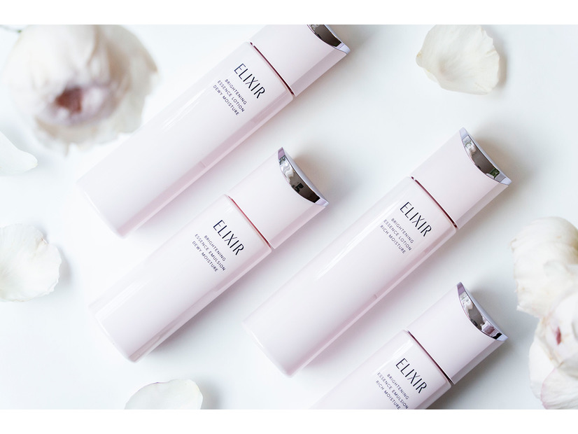 キーワードは「科学的透明感」。もはや国民的スキンケア、エリクシールの新美白化粧水・乳液が「眩しいほどに」進化