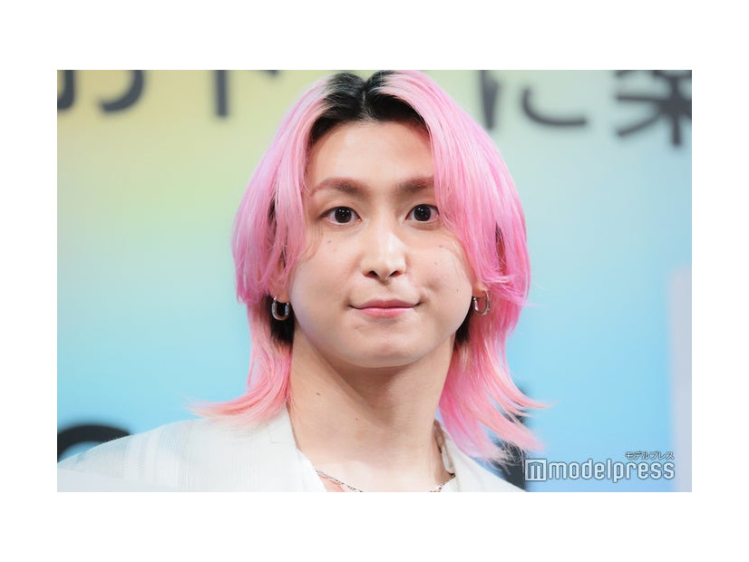 “推し”トークに夢中になる佐久間大介（C）モデルプレス