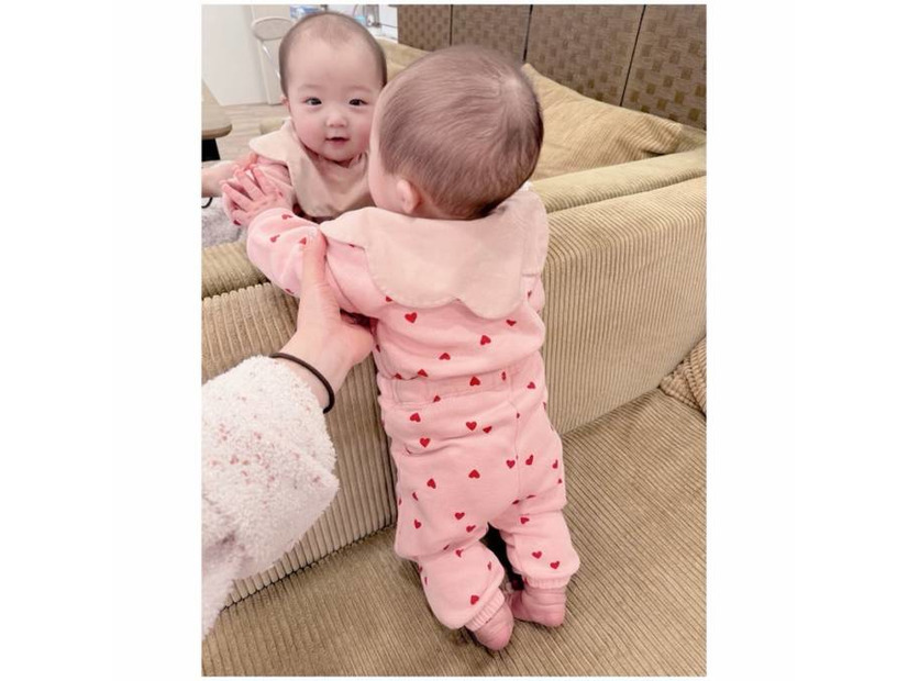 辻希美「鏡がお好き」自分を見つめる次女のキュートSHOTを公開