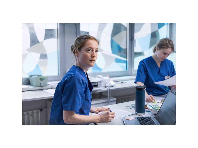 『ナースコール』© 2025 Zodiac Pictures Ltd / MMC Zodiac GmbH