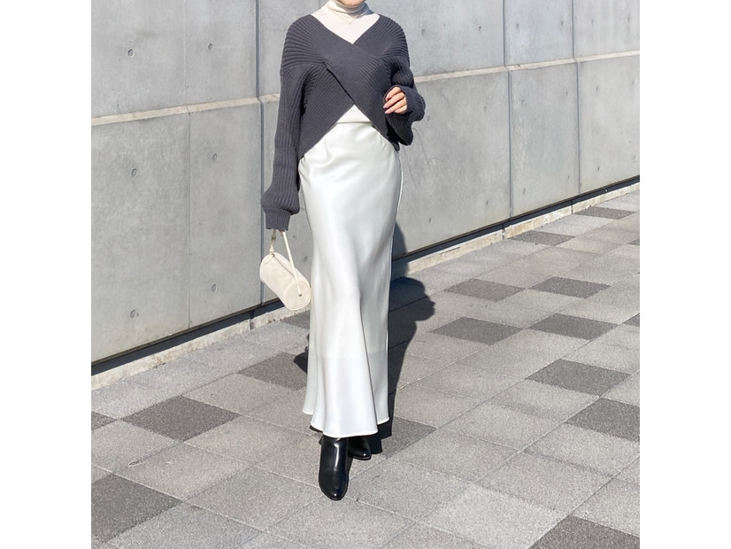 ユニクロの白タートルが名脇役。サテンスカートを冬から楽しむ大人のクリーンな着こなしテク【40代の毎日コーデ】