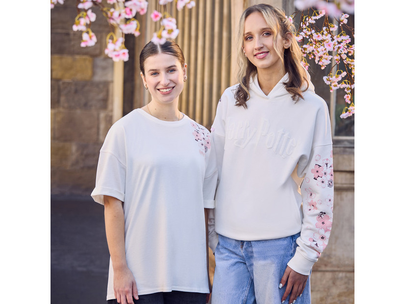 サクラ ホワイト パーカー　7,300円（税込）