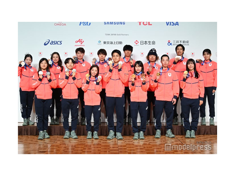 「第25回オリンピック冬季競技大会 TEAM JAPAN 帰国時記者会見」に出席した選手たち／（後列左から）中井亜美選手、吉田唄菜選手、森田真沙也選手、佐藤駿選手、木俣椋真選手、長谷川帝勝選手、堀島行真選手、野明花菜選手（前列左から）坂本花織選手、鍵山優真選手、三浦璃来選手、木原龍一選手、村瀬心椛選手、木村葵来選手、深田茉莉選手（C）モデルプレス