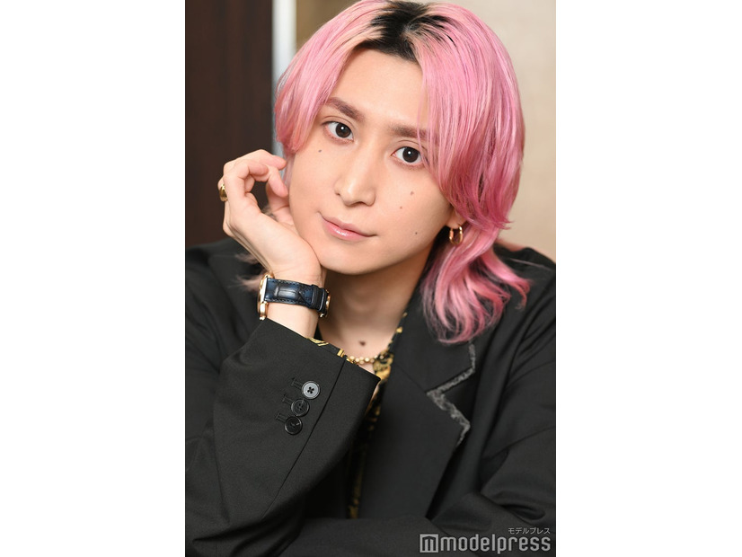 モデルプレスのインタビューに応じた佐久間大介（C）モデルプレス