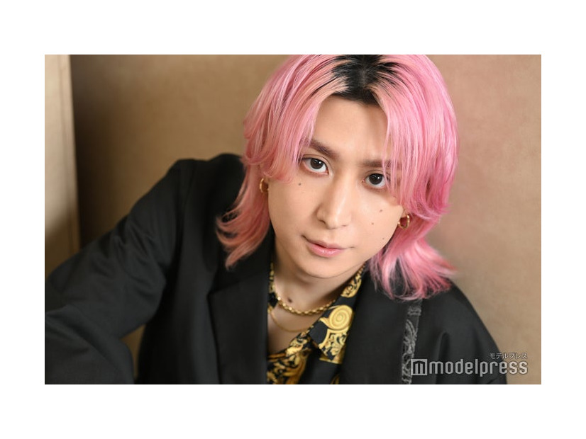 モデルプレスのインタビューに応じた佐久間大介（C）モデルプレス