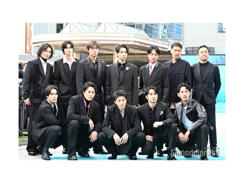 「ちるらん 新撰組鎮魂歌」浅黄色カーペットランウェイに登場した（後列左から）宮崎秋人、柳俊太郎、綾野剛、松本潤、藤原季節、岩永ひひお、渡辺一貴監督（前列左から）細田佳央太、鈴木伸之、山田裕貴、中村蒼、上杉柊平（C）モデルプレス
