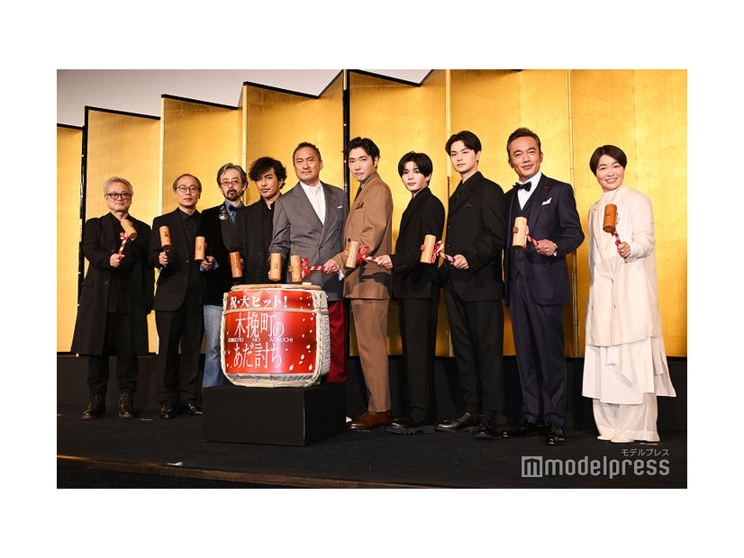 （左から）源孝志監督、正名僕蔵、滝藤賢一、北村一輝、渡辺謙、柄本佑、長尾謙杜、瀬戸康史、高橋和也、イモトアヤコ（C）モデルプレス