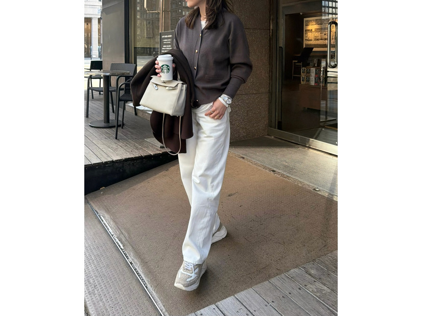 チャコール×ホワイトコーデ。ユニクロメンズデニムを品よく着こなす大人の休日スタイル【40代の毎日コーデ】