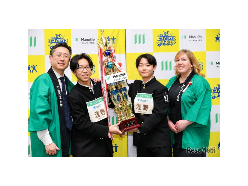 優勝した神奈川代表の浅野高校の２人（中央）