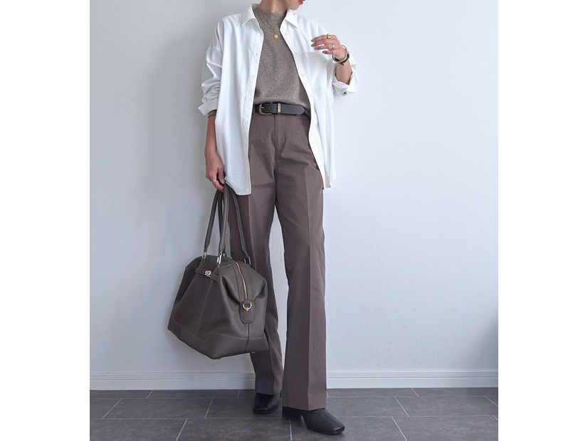 GUのドルマンスリーブシャツで魅せる白シャツコーデ。体型もカバーする洗練された大人の着こなし【40代の毎日コーデ】