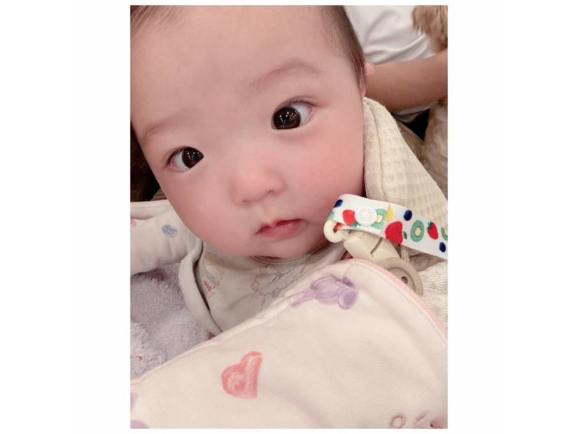 辻希美、次女は撮影現場でも人気者！キュートなカメラ目線SHOT公開「目ぱっちり」