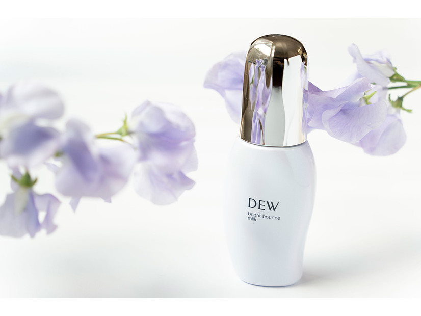 しょんぼり肌が、光を反射するツヤ肌に！ レフ板のようなDEWの新しいブライトニング乳液は大人肌の味方
