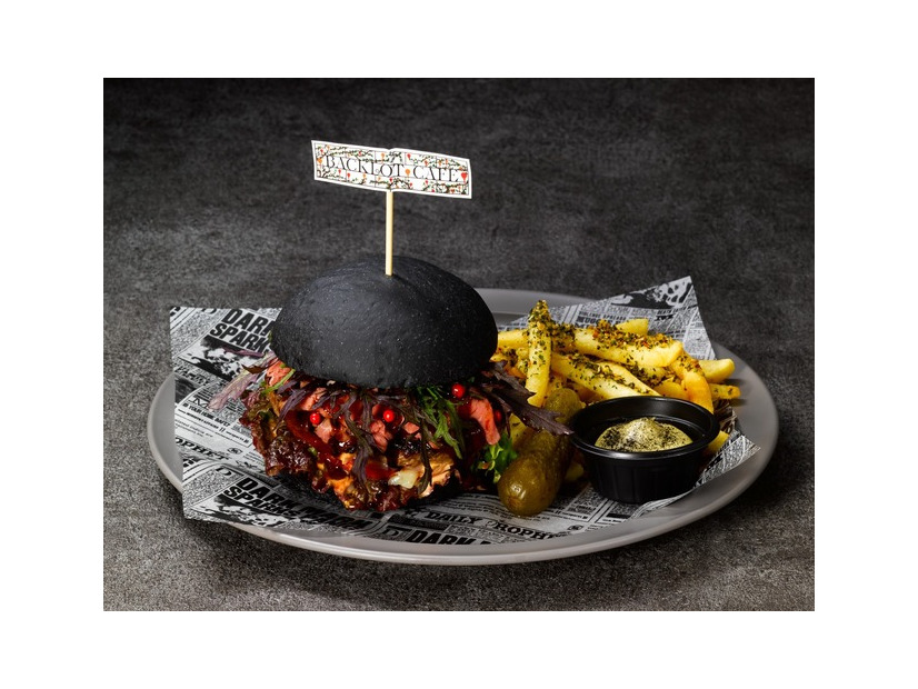 プレミアムバーガー ～禁じられた森～：¥2,500（税込）／「ホグワーツからの招待状」限定メニュー