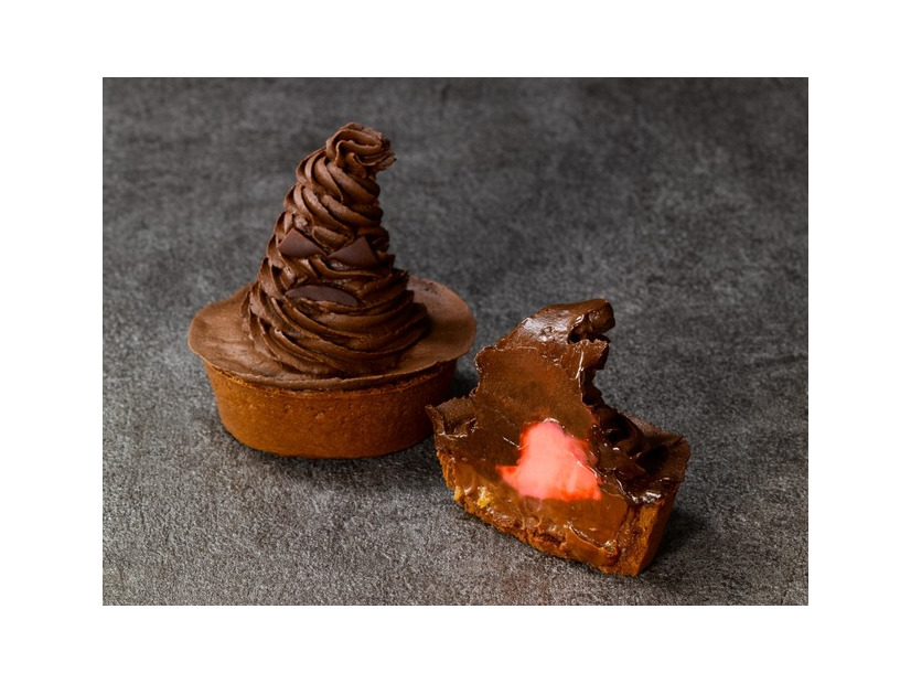 組分け帽子チョコレートタルト：550円（税込）／「ホグワーツからの招待状」限定メニュー