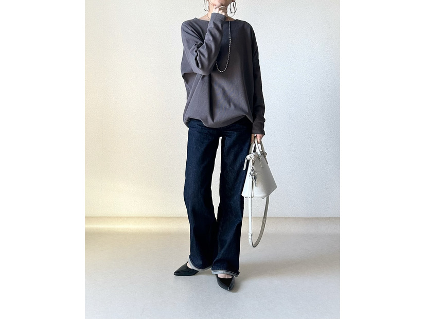 春の訪れはパンプスで。カットソー×濃紺デニムのデイリー服に軽さを出す足元スタイルとは【40代の毎日コーデ】