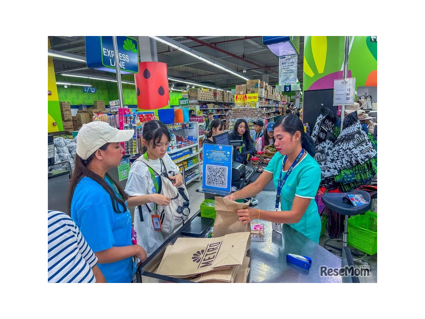 英語で買い物をする参加者のようす