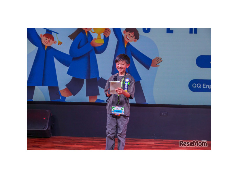 卒業式で英語でのスピーチに挑戦する子供のようす