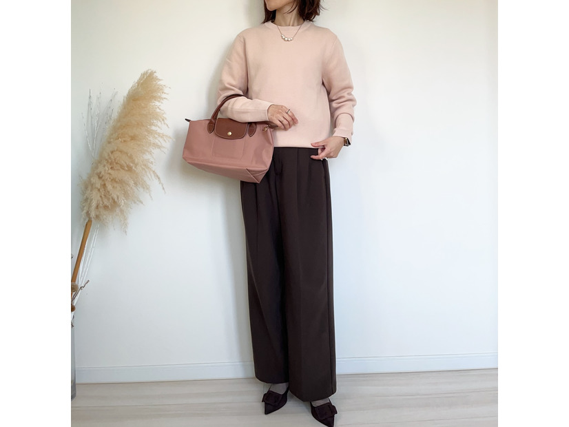 ユニセックスのピンクが絶妙の【ユニクロ】ニット。×ブラウンパンツで彩る春の着こなし【40代の毎日コーデ】