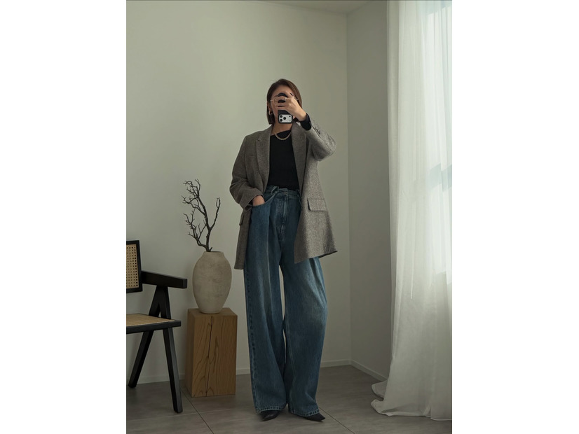 チェック柄ジャケットを味方に。インナーで遊び心を添えた大人のデニム着こなし【40代の毎日コーデ】