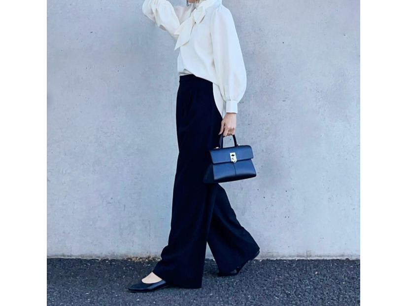 オフィスでもハレノヒでも気品が出る。【ボウタイブラウス】が主役のモノトーンパンツコーデ【40代の毎日コーデ】