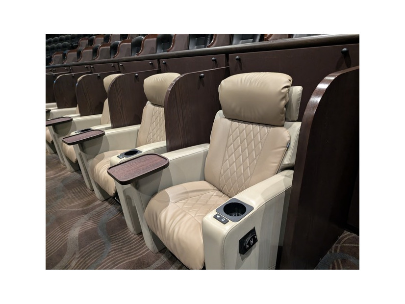 プレミア ラグジュアリー シート®イメージ（ＴＯＨＯシネマズ 日比谷）名古屋栄に導入されるものとは仕様が異なります